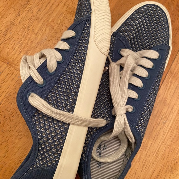 Universal Thread lace up sneakers very nice cute 9 - Picture 4 of 14